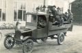 Huhtalan Oskari ajeluttaa herroja 1920-luvun alussa.jpg